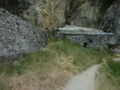 Antiguo barracón de los obreros al lado del canal del Cares