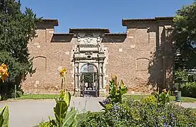 Antigua puerta del Capitolio de Toulouse, fue trasladada al jardín en 1886