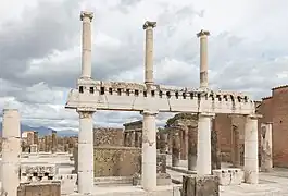 La columnata con el doble orden de columnas.