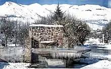 Antigua fuente de agua en la Plaza de Armas de [[Coyhaique]], [[Región de Aysén del General Carlos Ibáñez del Campo|Región de Aysén]].