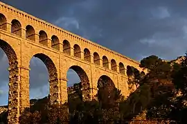 Acueducto Roquefavour visto desde el pequeño aparcamiento del suroeste