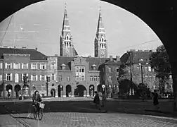 Plaza de los Mártires de Arad. Detrás de los edificios de la universidad está la Iglesia Votiva.