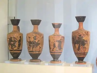 Piezas de cerámica de figuras negras.