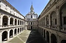 El patio del lado de la iglesia