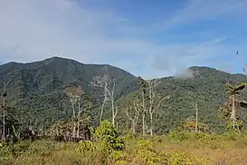 Vista más cercana del pico en el lado noroeste