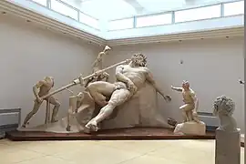 El grupo central en el museo de Sperlonga, de reconstrucción arbitraria, con el «cegamiento de Polifemo». El «portador de vino», de espaldas, se encuentra a la derecha.