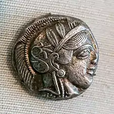 Moneda del siglo V a. C. con representación de la cabeza de Atenea.