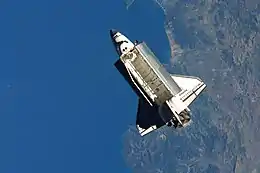La nave Atlantis orbitando sobre el mar Mediterráneo durante la STS-129
