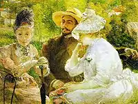 Dos mujeres y un hombre sentados