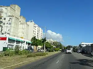 Avenida Las Américas (PR-163) en dirección este a través del barrio Canas Urbano