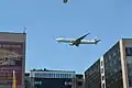 Boeing 777 de Japan Airlines aterrizando en el Aeropuerto Internacional de Fráncfort del Meno, Alemania