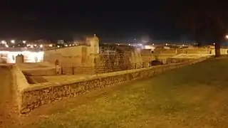 Vista nocturna del flanco derecho, al norte