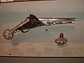 Juego de pistola y frasco alemanes, probablemente 1579, ambos decorados con incrustaciones de cornamenta finamente cortada