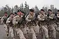 Miembros del Ejército de Chile con el Galil Ace marchando por el campo de desfile en una base militar en Santiago, Chile.