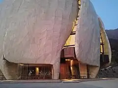 Vista de las alas de la obra