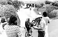 Ensayando la escena en que la chica sale de su casa y el protagonista la espera en la moto, para invitarla a un paseo