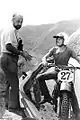 El director, Enrique Gutiérrez y Simón, da instrucciones al protagonista, Juan Carlos Berenguer, en una de las escenas finales, en los Farallones de Cali, en los Andes.