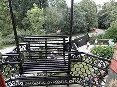 Detalle de uno de los balcones de hierro forjado, dotados de unas ingeniosas banquetas tipo marquesina.