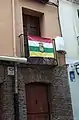 Balcón engalanado con una Roblanvera.