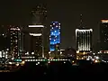 La torre iluminada azul y decorada con luces de copos de nieve por la Navidad de 2007