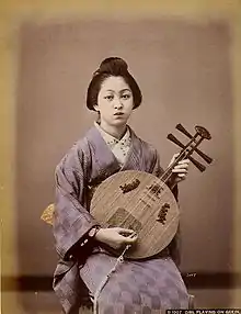 Mujer tocando el yueqin