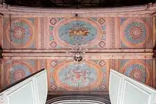 Decoración sobre la entrada.
