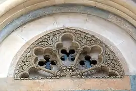 Detalle de la luneta derecha, reformada
