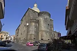 Ábside semicircular macizo de la iglesia de Santa Maria Assunta (1214-1239) en Randazzo