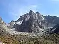 Batian a la izquierda, Nelion a la derecha y Slade en primer plano.