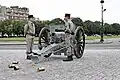 Uno de los Canon de 75 modèle 1897 utilizados como arma de saludo, colocado frente a Los Inválidos, habiendo disparado las 21 salvas en honor de François Hollande, al ser investido como Presidente de la República Francesa el 15 de mayo de 2012.