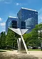 Escultura vecina de las North Galaxy Towers-