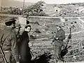 Inspección de la línea Morice por parte de la ALN frente a la línea ferroviaria de Ouenza, hacia 1958-1959. En primer plano Abderrahmane Bensalem, uno de los principales líderes de la base del este.