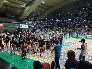 Jugadoras de Berazategui dando la "vuelta olímpica" tras la obtención del título