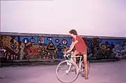 Arte de señales de tráfico en el Muro de Berlín, 1986
