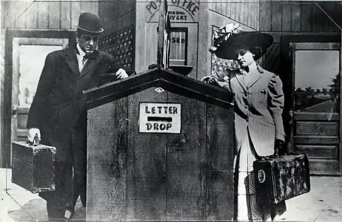 Betty Harte y Bob Leonard en The Politician (1908)