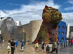 Puppy de Jeff Koons, a la entrada del museo.
