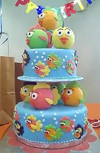 El método appliqué usa una o más capas de fondant enrollado cortado para proveer color y profundidad.