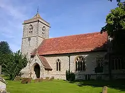 Iglesia de San Miguel (1872), Bishop's Itchington, Warwickshire, piedra con ventana de tracería gótica decorada y un techo piramidal en la torre