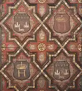Patio de Enrique IV, escudos de armas bajo el toldo. Los motivos geométricos evocan el estilo mudéjar, pero también grabados de Serlio (rediseñados después del Renacimiento).