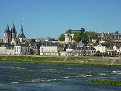 El río en la ciudad de Blois.