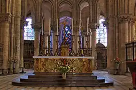 Altar en el centro del coro.