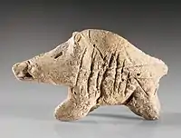 Figura de jabalí de arcilla del Neolítico, encontrada en Tepe Sarab, conservada en el Museo del Antiguo Irán.