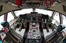 EICAS de un Boeing 747-8 al centro