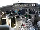 EICAS de la actualización opcional de cabina para Boeing 757 y Boeing 767 a la centroizquierda