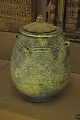 Urna egipcia del periodo Ptoloméico, en el Museo Cívico Arqueológico de Bolonia.