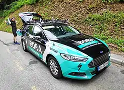 Coche de apoyo del equipo ciclista Bora-Hansgrohe.jpg