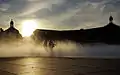 Efectos de neblina durante la puesta de sol, con el nivel bajo de agua.