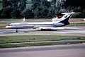 El avión involucrado en el accidente en agosto de 1992, fotografiado con su operador BosnaAir y con su registro anterior.