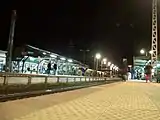 Andén 2 de la Estación Bosques de noche.