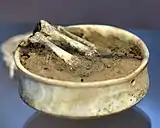 Cuenco con huesos humanos de Tell es-Sawwan, Irak, 6000-5800 a. C. Museo de Irak.